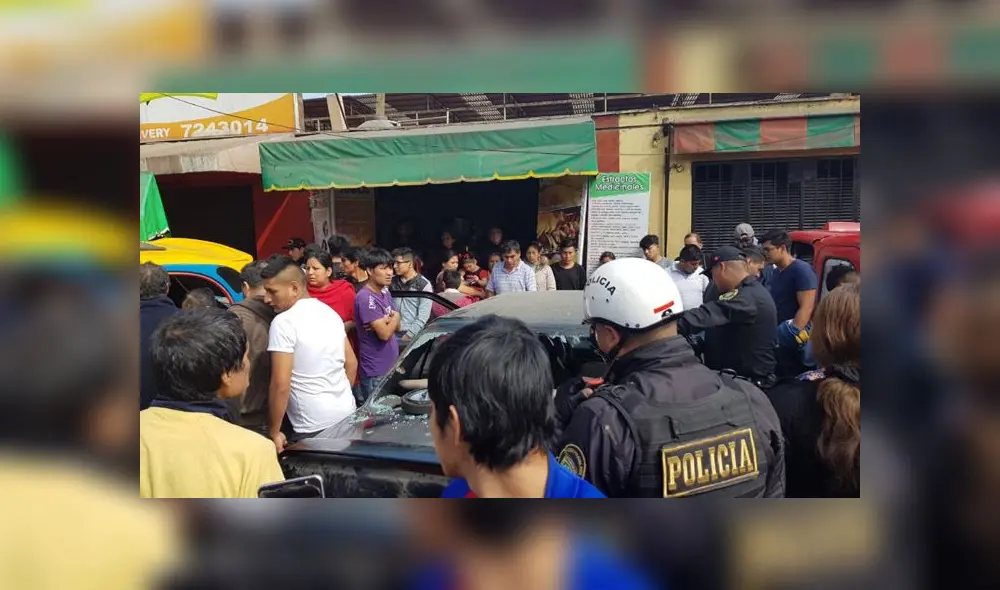 Choque causó gran preocupación en vecinos, quienes auxiliaron a heridos y casi linchan a presuntos responsables. (Foto: Joel Robles / La República) Choque causó gran preocupación en vecinos, quienes auxiliaron a heridos y casi linchan a presuntos responsables. (Foto: Joel Robles / La República)