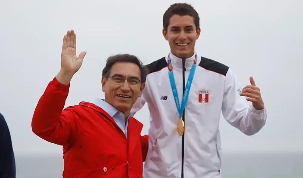 Martín Vizcarra junto a Lucca Mesina, oro en surf open en Lima 2019. Foto: Twitter Martín Vizcarra.