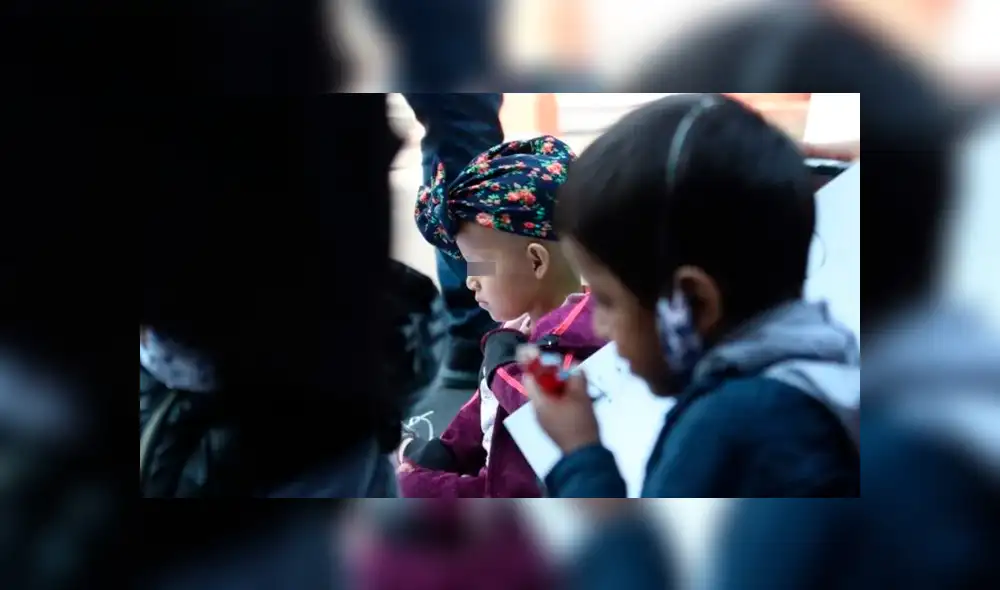 La pequeña se unió a la movilización junto a sus padres para exigir un mejor trato por parte de los hospitales. (Captura: El Imparcial)