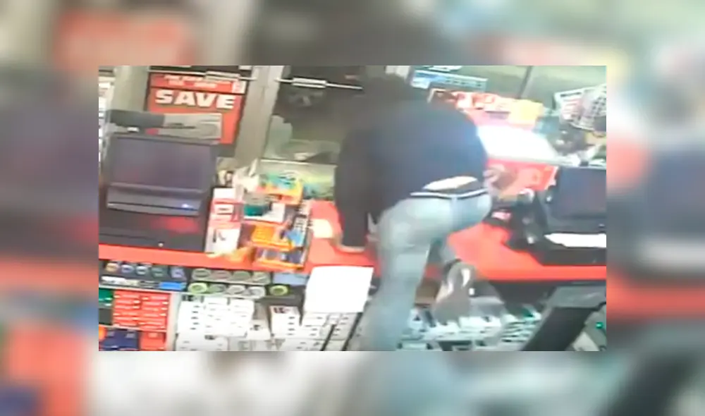 Los planes del delincuente quedaron destruidos tras cometer un curioso error cuando se lanza a romper la puerta del local con un violento acto Los planes del delincuente quedaron destruidos tras cometer un curioso error cuando se lanza a romper la puerta del local con un violento acto