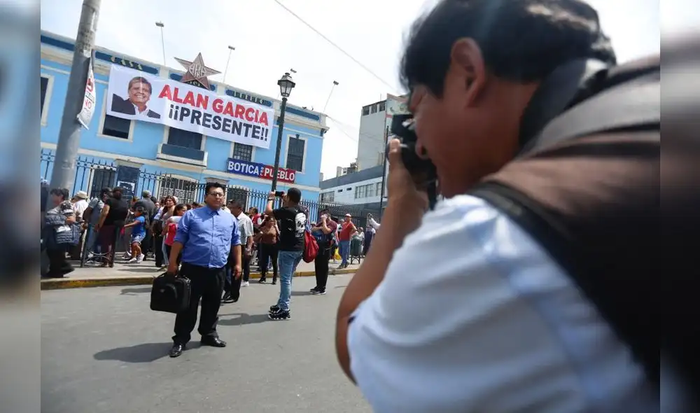 Largas colas para ingresar al velatorio de Alan García. [FOTOS]