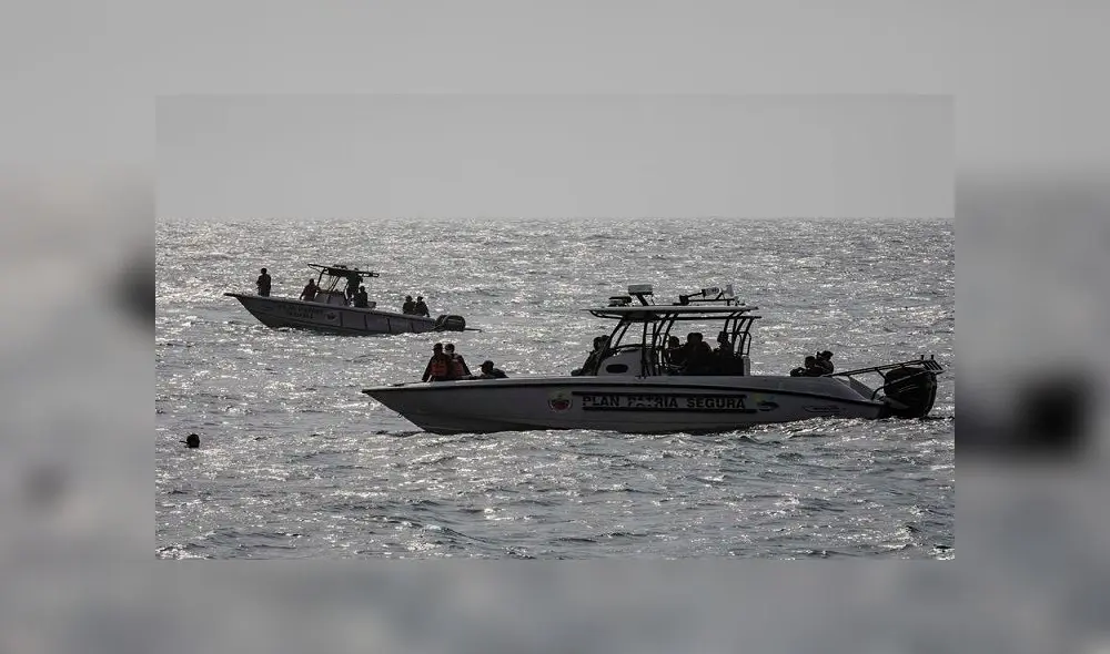 Elementos de seguridad mientras patrullaban la costa donde se registró el enfrentamiento el domingo, en Macuto, La Guaira. Foto: EFE
