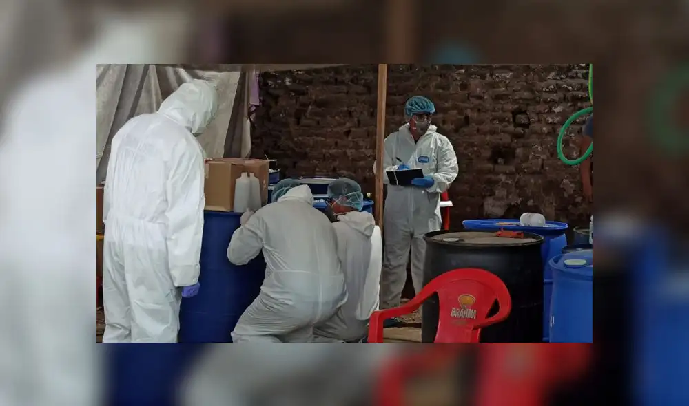 Peritos de la Policía acudieron al lugar para inspeccionar el alcohol encontrado. (Foto: GLR - URPI) Peritos de la Policía acudieron al lugar para inspeccionar el alcohol encontrado. (Foto: GLR - URPI)