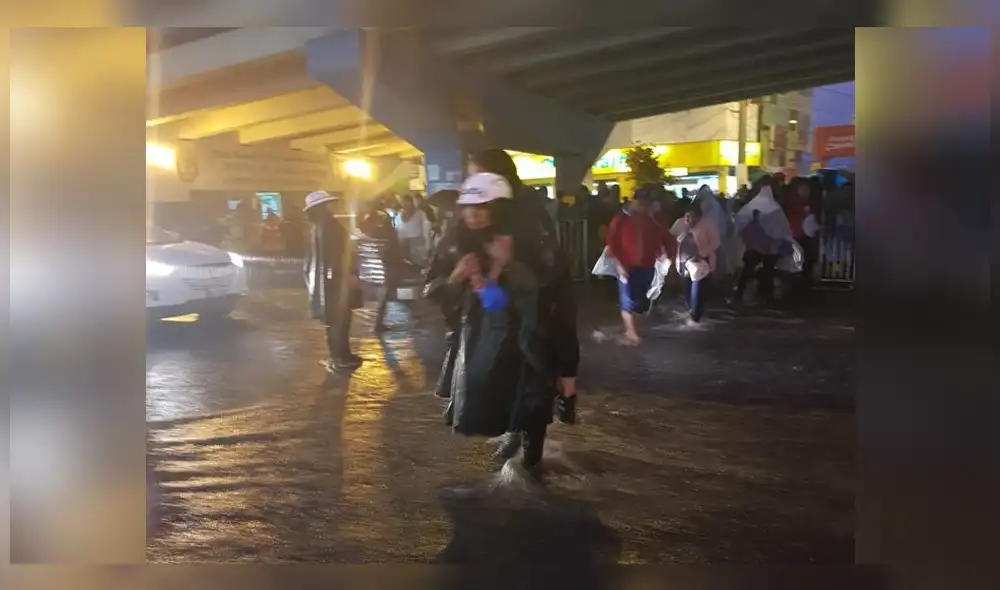 Arequipa. Durante intensas lluvias, agente de la Policía de Tránsito cargó a personas hasta entrada la noche.