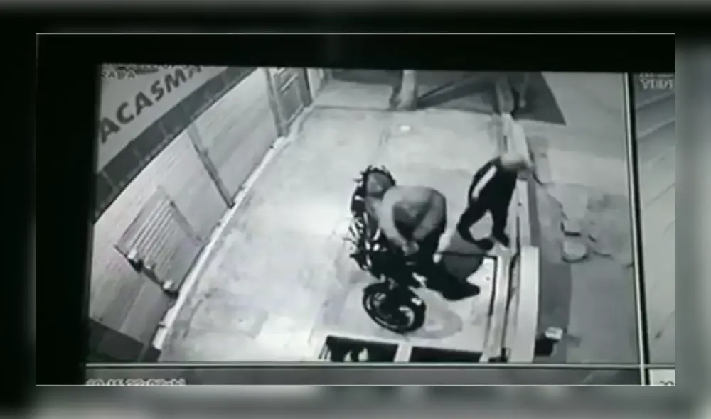 Momento registrado en el que los hampones forcejean el vehículo. Momento registrado en el que los hampones forcejean el vehículo.