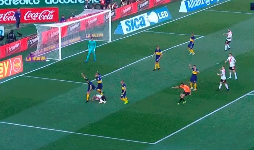 Nicolás de la Cruz se lanzó en el área de Boca Juniors y el árbitro decidió no cobrar un penal a favor de River Plate. | Foto: Fox Sports. Nicolás de la Cruz se lanzó en el área de Boca Juniors y el árbitro decidió no cobrar un penal a favor de River Plate. | Foto: Fox Sports.
