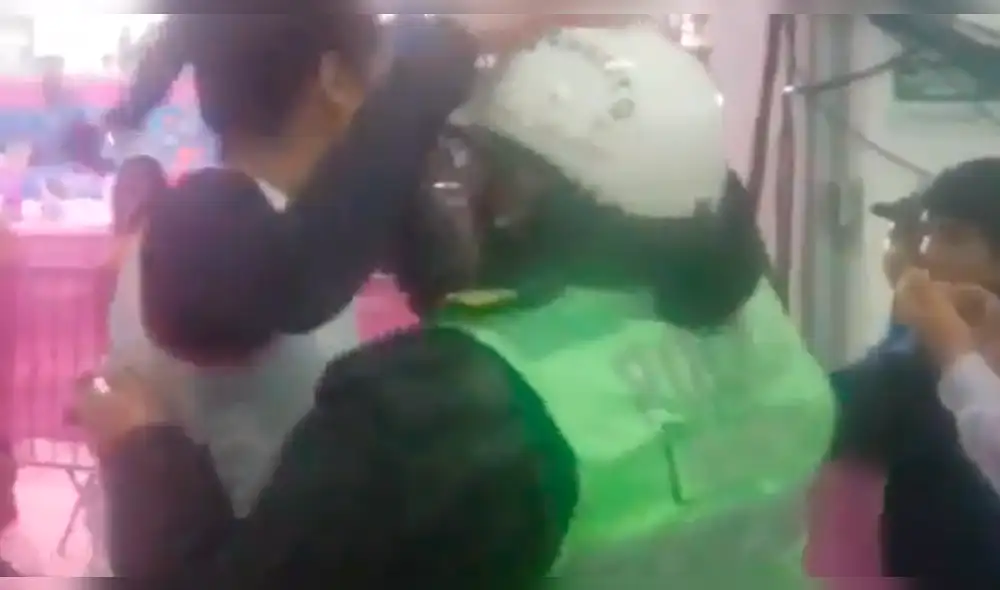 Lima 2019: Karla Ortiz recibe abrazo de su madre que estaba de servicio con el uniforme de la PNP.