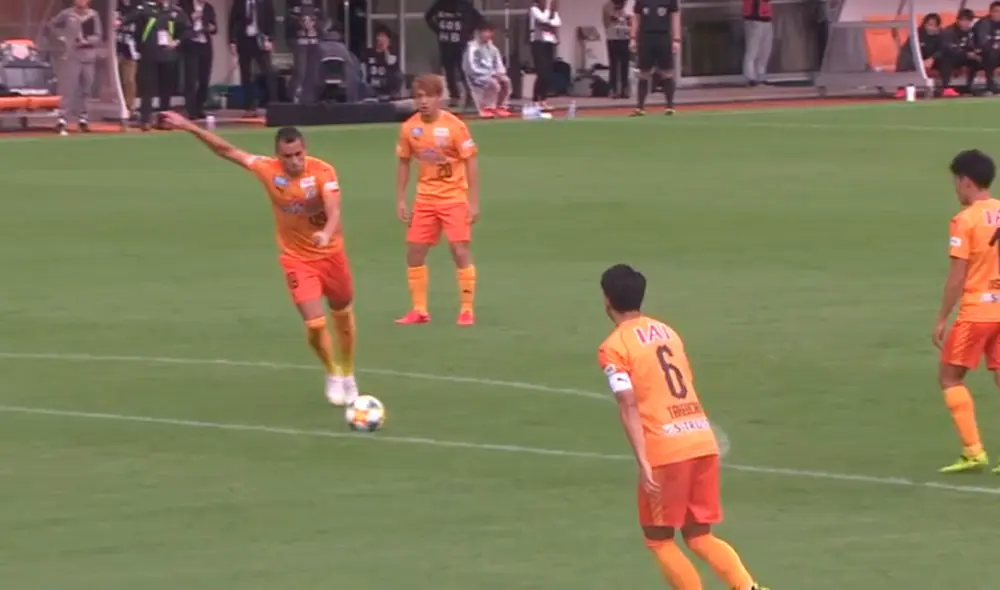 El brasileño Douglas Matos se hizo viral en YouTube por un peculiar gol en la Liga de Japón. El brasileño Douglas Matos se hizo viral en YouTube por un peculiar gol en la Liga de Japón.