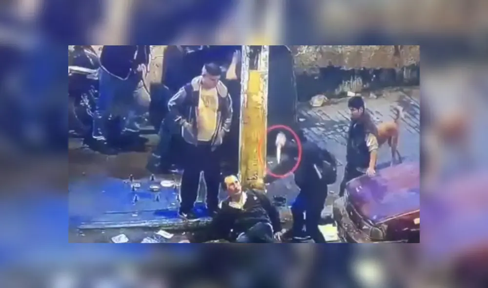 El atacante aprovecha que el hombre yace en el suelo sin poder defenderse. (Foto: Captura de video / ATV Noticias) El atacante aprovecha que el hombre yace en el suelo sin poder defenderse. (Foto: Captura de video / ATV Noticias)