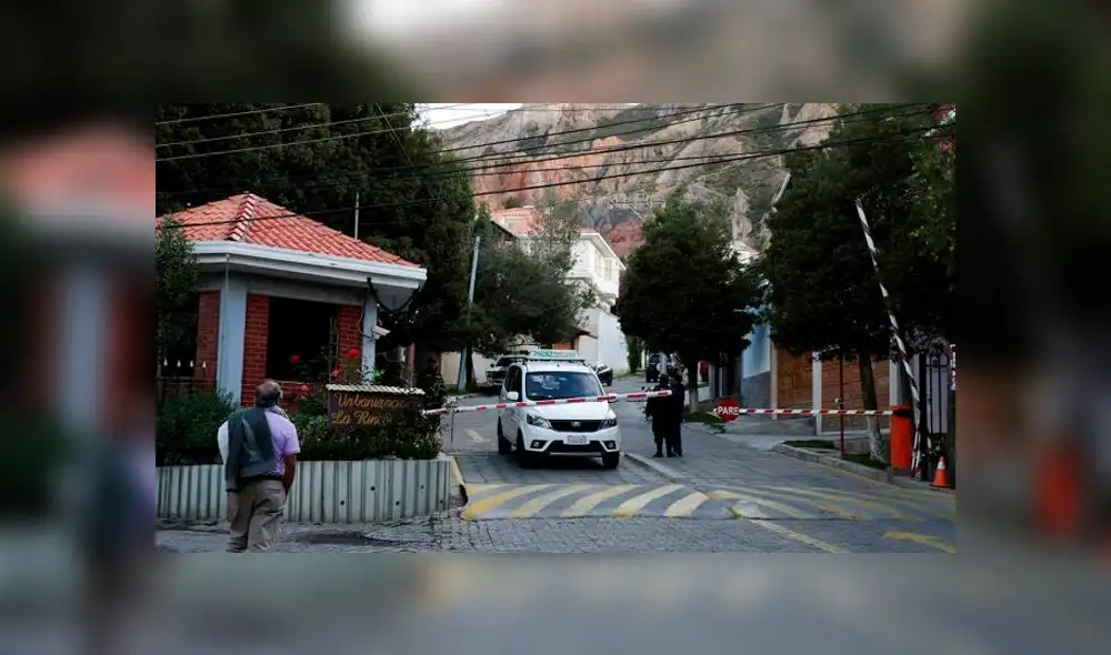 Entrada de la urbanización La Rinconada, donde se encuentra la residencia del embajador de México en La Paz. Fuente: El País. Entrada de la urbanización La Rinconada, donde se encuentra la residencia del embajador de México en La Paz. Fuente: El País.
