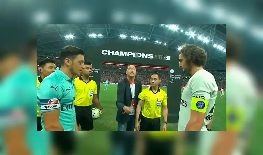 El insólito método de un árbitro para sortear la cancha en el PSG vs Arsenal [VIDEO]