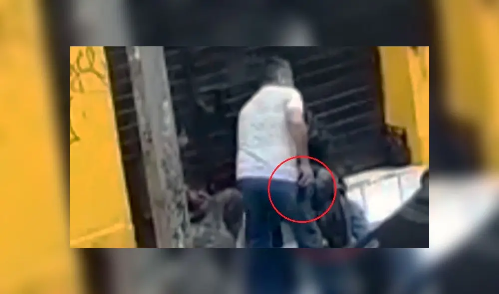 Sujeto devolvió el teléfono al ser increpado. Foto: captura de América TV. Sujeto devolvió el teléfono al ser increpado. Foto: captura de América TV.