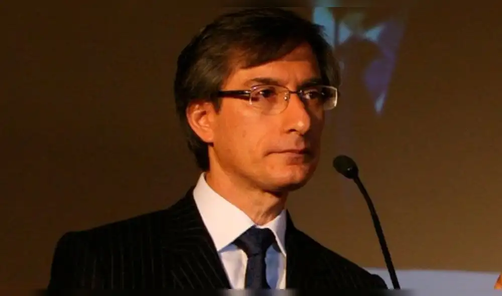 El periodista no aguantó la risa tras la respuesta del piloto frente a las críticas del maquillador.