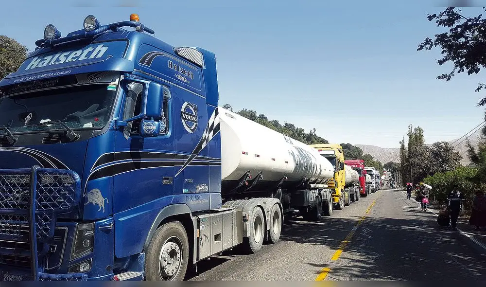 Paro contra Quellevaco deja varios camiones varados en carretera Paro contra Quellevaco deja varios camiones varados en carretera