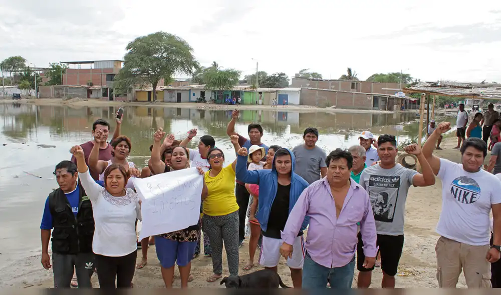 Indignados. Pobladores del asentamiento Polvorines protestan por colapso de desagües. Indignados. Pobladores del asentamiento Polvorines protestan por colapso de desagües.