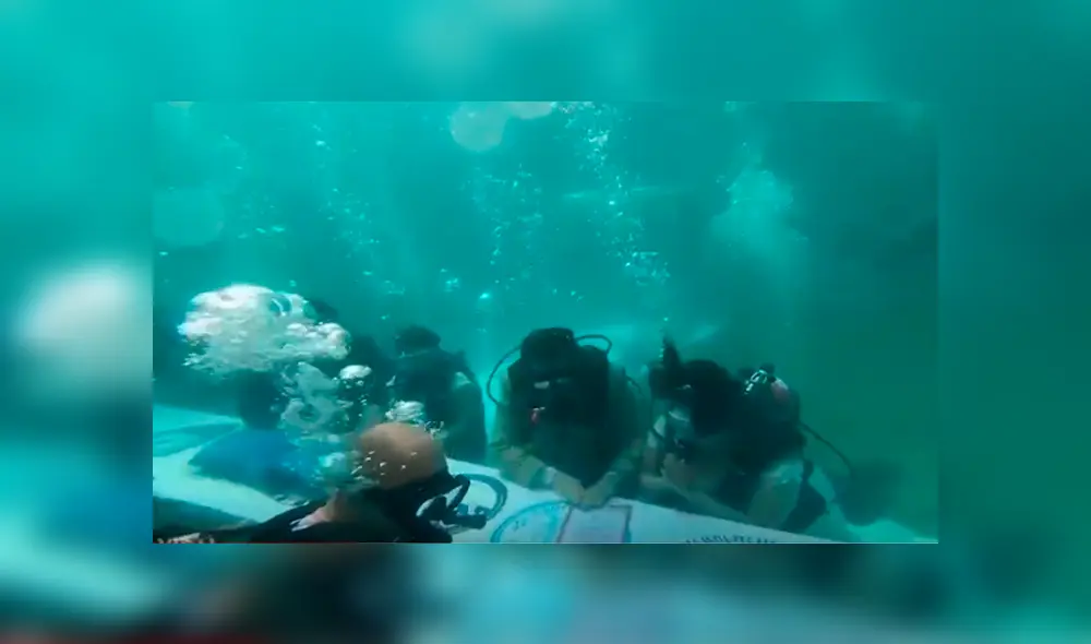 Desliza hacia la izquierda para ver la boda submarina que emocionó a miles de usuarios de YouTube. Desliza hacia la izquierda para ver la boda submarina que emocionó a miles de usuarios de YouTube.