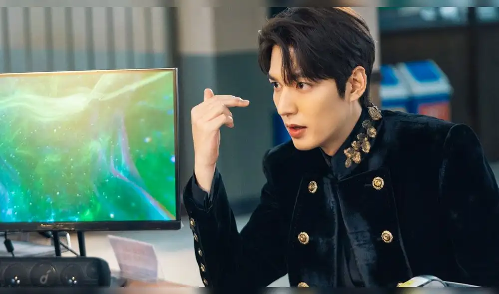 Desliza para ver más fotos de Lee Min Ho en The king: eternal monarch.