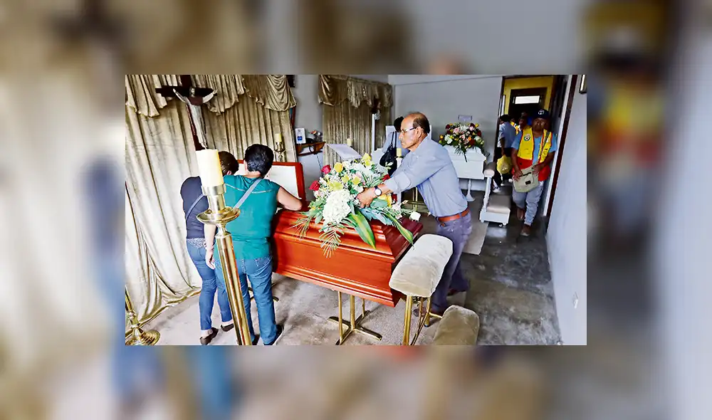 Velorio. Restos de María Ambrosio y de su hijo Alejandro de apenas 9 años de edad. Foto: Jorge Cerdán. Velorio. Restos de María Ambrosio y de su hijo Alejandro de apenas 9 años de edad. Foto: Jorge Cerdán.
