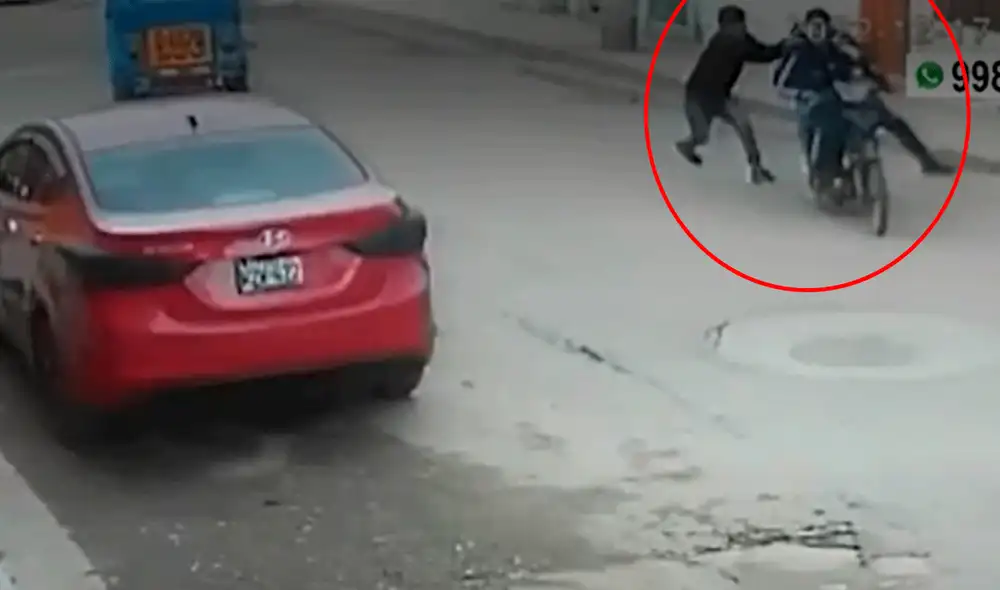 El afectado corrió tras los delincuentes hasta atraparlos. Foto: captura de América TV El afectado corrió tras los delincuentes hasta atraparlos. Foto: captura de América TV