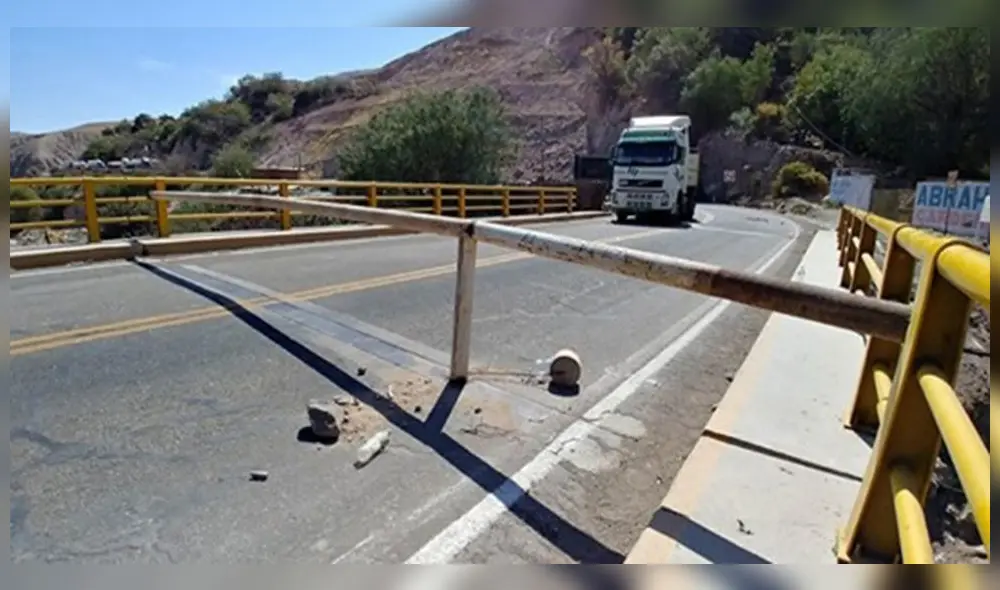 El bloqueo en el puente Tumilaca , en Moquegua, fue bloqueado por los manifestantes que están en contra del proyecto Quellaveco.