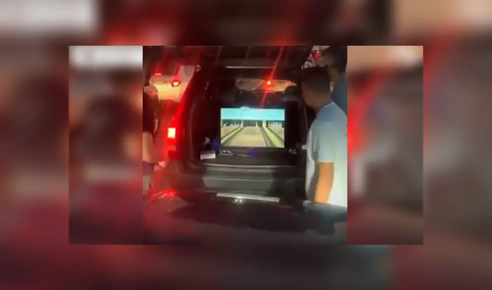 Desliza las imágenes para observar la ingeniosa idea que tuvieron unos jóvenes tras quedar atorados en el tráfico.