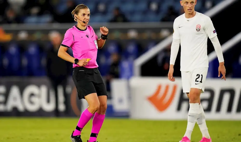 “No hay mucha diferencia; el fútbol es el mismo. Son los equipos los que juegan distinto, pero es el mismo juego para hombres y mujeres, y para mí como árbitro es lo mismo” declaró Frappart. Foto: EFE “No hay mucha diferencia; el fútbol es el mismo. Son los equipos los que juegan distinto, pero es el mismo juego para hombres y mujeres, y para mí como árbitro es lo mismo” declaró Frappart. Foto: EFE