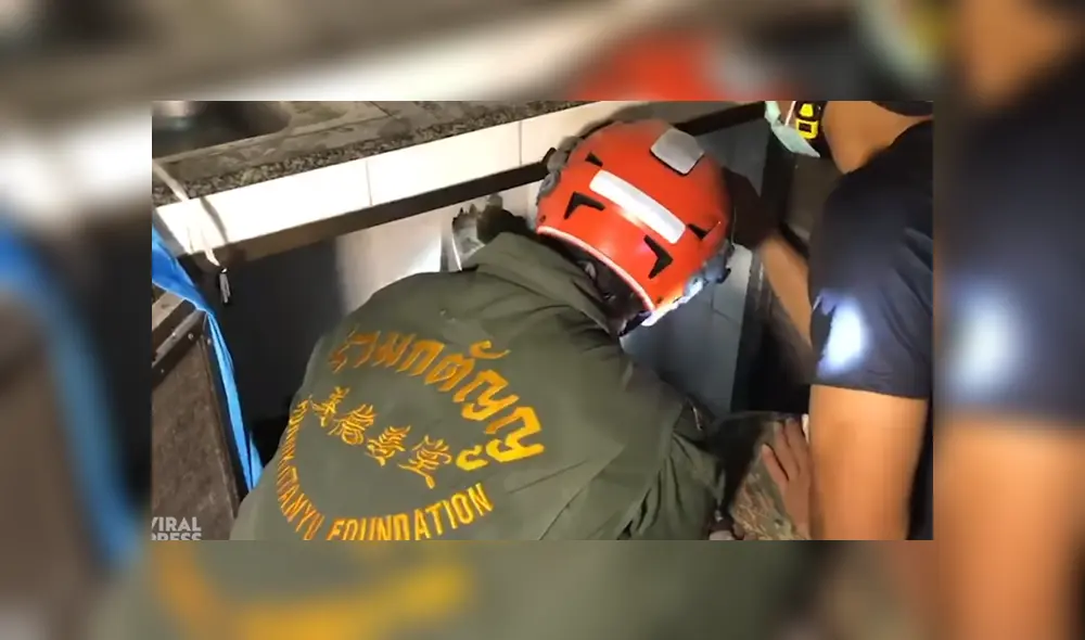 A través de YouTube se ha vuelto viral el momento en que uno rescatistas sacan a un gato de una tubería. A través de YouTube se ha vuelto viral el momento en que uno rescatistas sacan a un gato de una tubería.