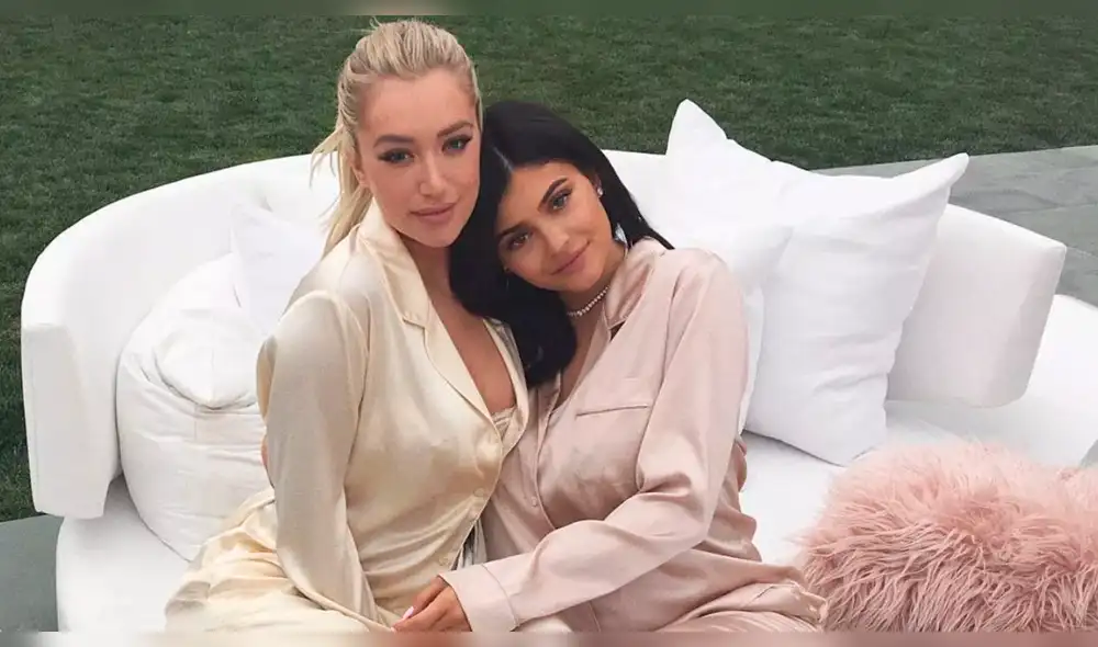 Kylie Jenner comparte imágenes besándose con su nueva mejor amiga 