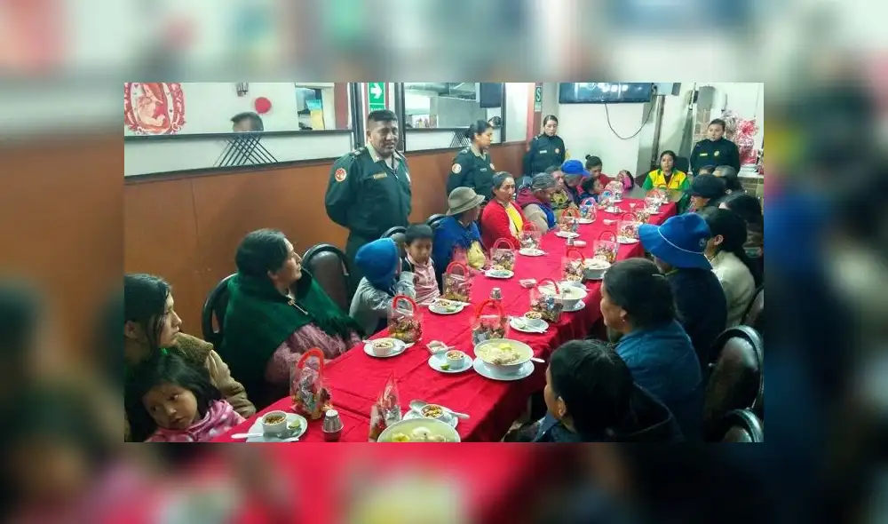 Día de la madre: noble gesto de un policía con madres vendedoras ambulantes Día de la madre: noble gesto de un policía con madres vendedoras ambulantes