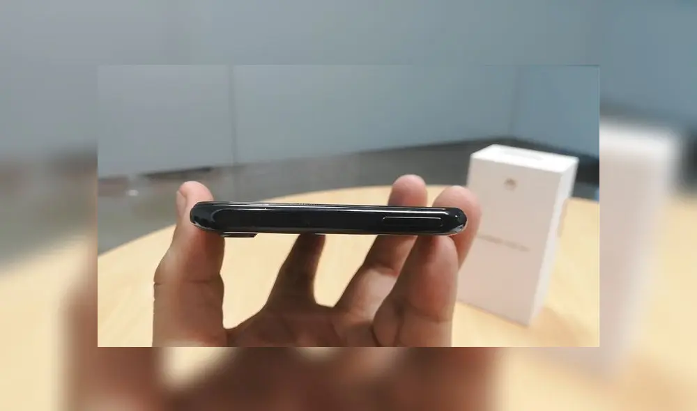 El Huawei P30 Lite viene con un cargador de carga rápida, auriculares y un protector para el smartphone. Foto: Daniel Robles. El Huawei P30 Lite viene con un cargador de carga rápida, auriculares y un protector para el smartphone. Foto: Daniel Robles.