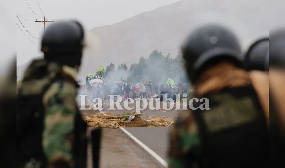 Más de 400 efectivos policiales llegan al Fiscal en Islay para desbloquear vías. Foto: Oswald Charca