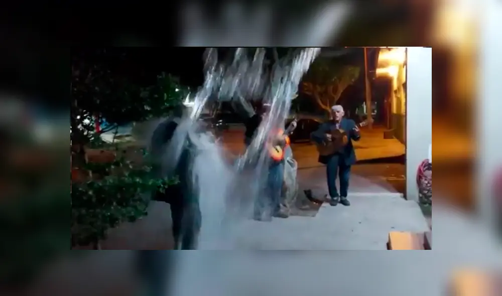 Desliza para ver los momentos más divertidos del video que se hizo viral en Facebook.