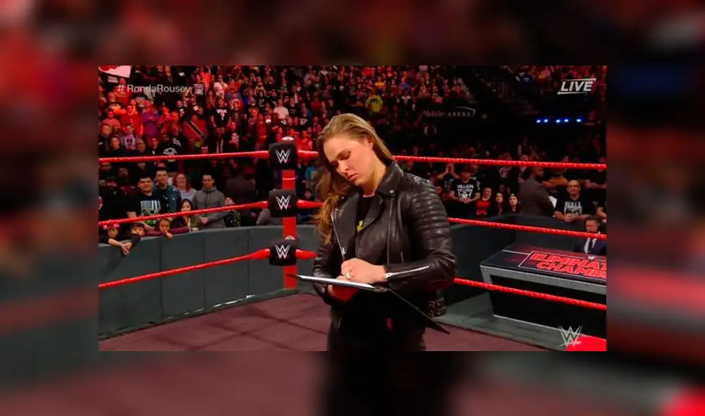WWE: Ronda Rousey firma contrato y destroza a Triple H [VIDEO]