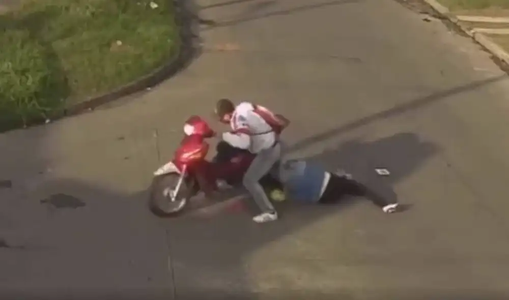 La mujer fue llevada al hospital, mientras que le ladrón logró escapar. Foto: Captura/Clarín La mujer fue llevada al hospital, mientras que le ladrón logró escapar. Foto: Captura/Clarín