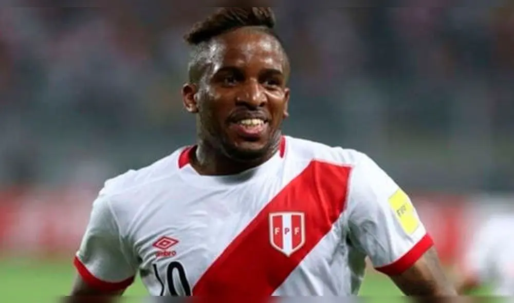 El futbolista recordó parte de su niñez y pubertad en una amena charla con la conductora de televisión.