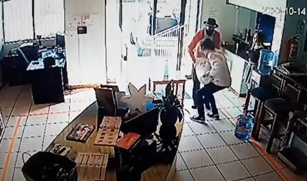 Desliza hacia la izquierda para ver las imágenes del video viral. Foto: Captura de YouTube.