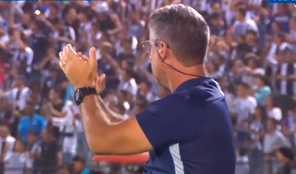 Pablo Bengoechea aplaudió el gol de Alexi Gómez. | Foto: Gol Perú