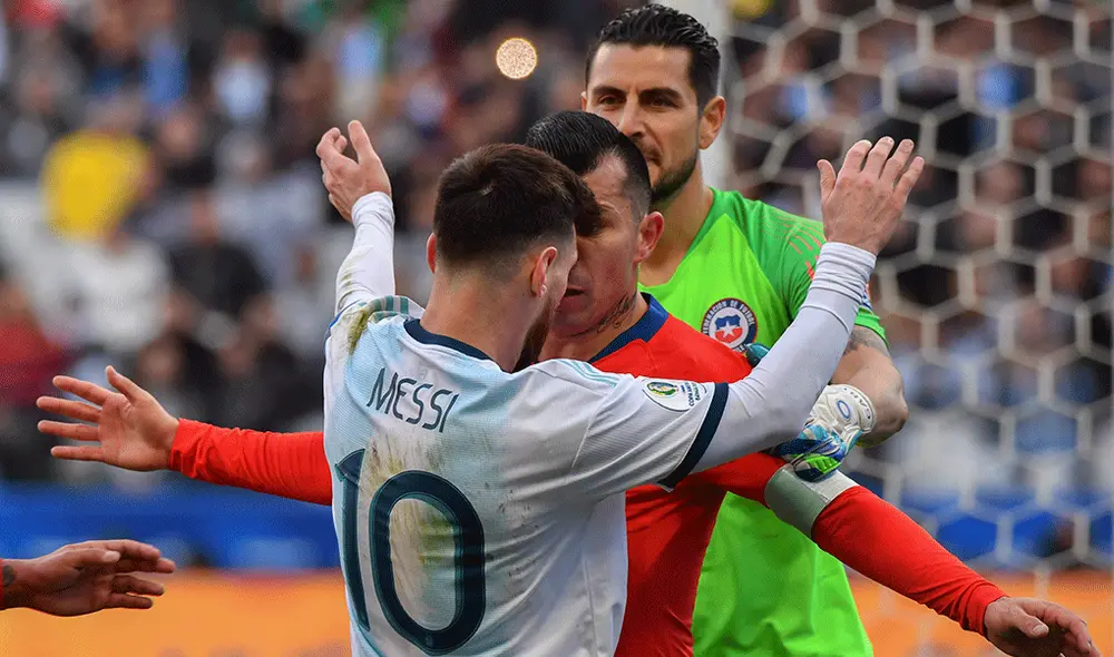 Messi fue expulsado por segunda vez en su carrera tras altercado con Medel en el Argentina vs. Chile. | Foto: AFP Messi fue expulsado por segunda vez en su carrera tras altercado con Medel en el Argentina vs. Chile. | Foto: AFP