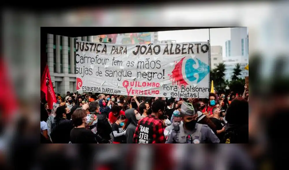 Cientos de personas protestan contra el racismo tras el asesinato de Joao Silveira, frente al Museo de Arte de Sao Paulo (Brasil). Foto: EFE