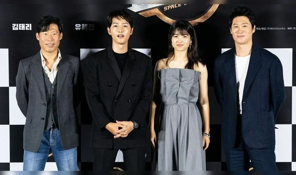 Desliza para ver más fotos de la conferencia de prensa de Space sweepers, la nueva película protagonizada por Song Joong Ki. Créditos: Dispatch