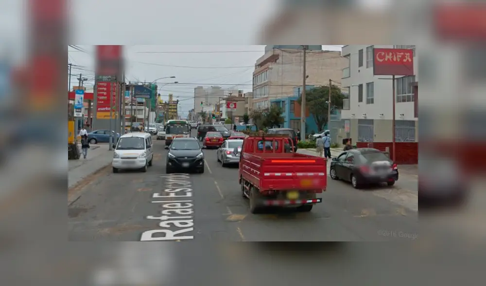 Google Maps: joven queda en shock al hacer zoom en vehículo rojo y descubrir imprudente acto [FOTOS]