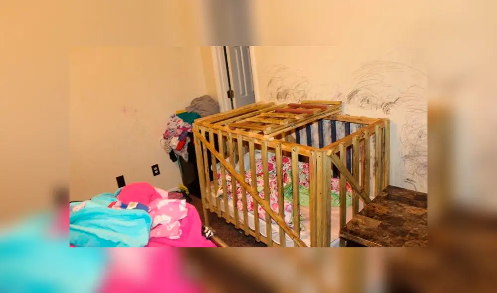 La policía de Alabama, Estados Unidos, encontró a cuatro niños de 3, 4, 10 y 11 años dentro de dos jaulas hechas de madera con cerraduras y en condiciones inhumanas. La policía de Alabama, Estados Unidos, encontró a cuatro niños de 3, 4, 10 y 11 años dentro de dos jaulas hechas de madera con cerraduras y en condiciones inhumanas.
