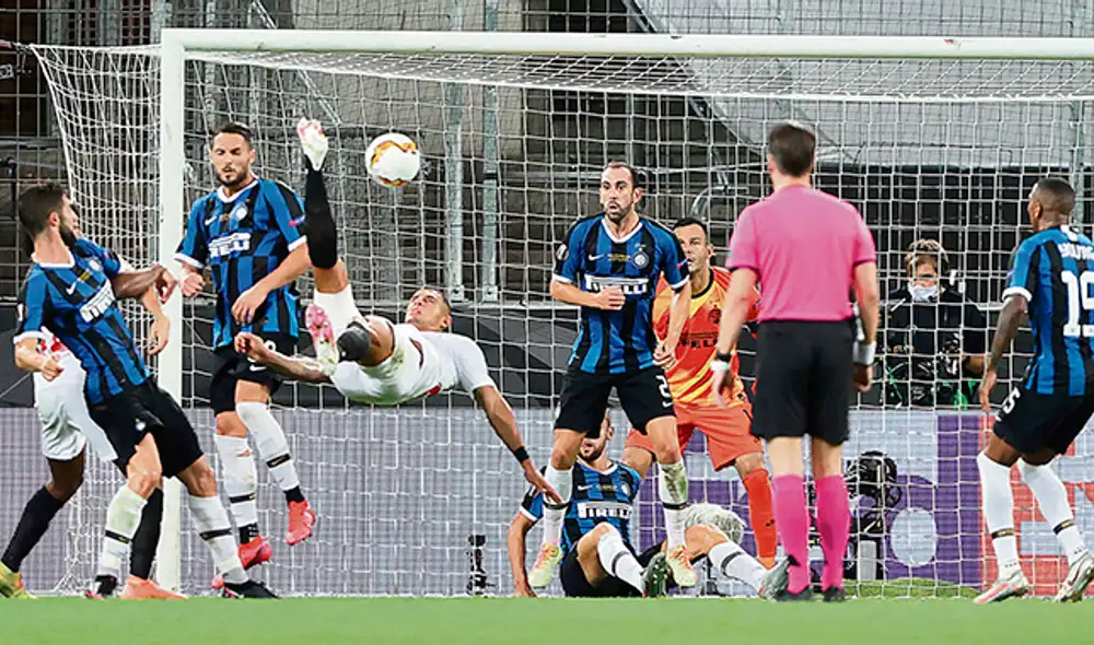El triunfo. Diego Carlos y el preciso instante en que ejecutó la chalaca que le dio el triunfo a los españoles. Foto: EFE. El triunfo. Diego Carlos y el preciso instante en que ejecutó la chalaca que le dio el triunfo a los españoles. Foto: EFE.