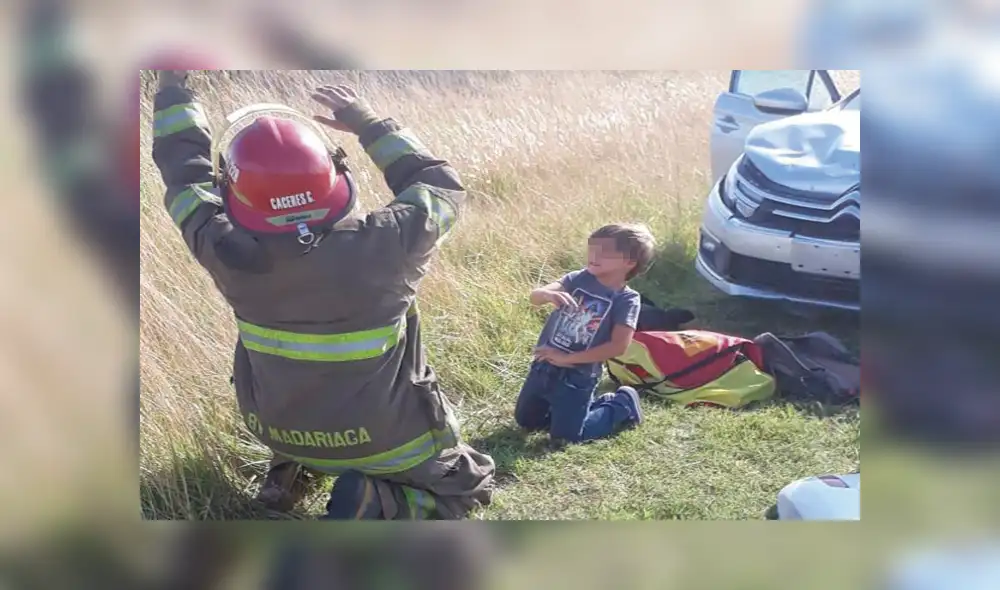 Conmovedoras imágenes: Bomberos juegan con niño luego de un accidente de tránsito [FOTOS]