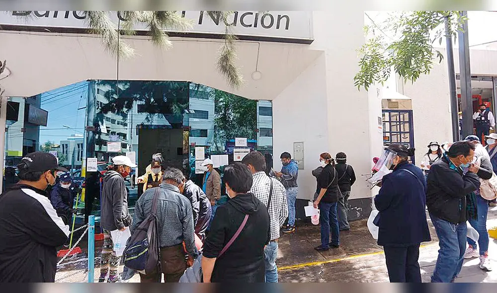 gresca. En puerta de BN hubo pugnas por ingresar. gresca. En puerta de BN hubo pugnas por ingresar.