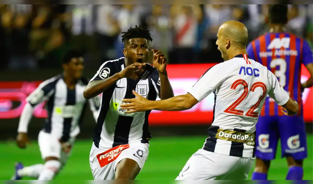 Carlos Ascues se formó y debutó en Alianza Lima. Con los blanquiazules tiene tres etapas en Primera División.