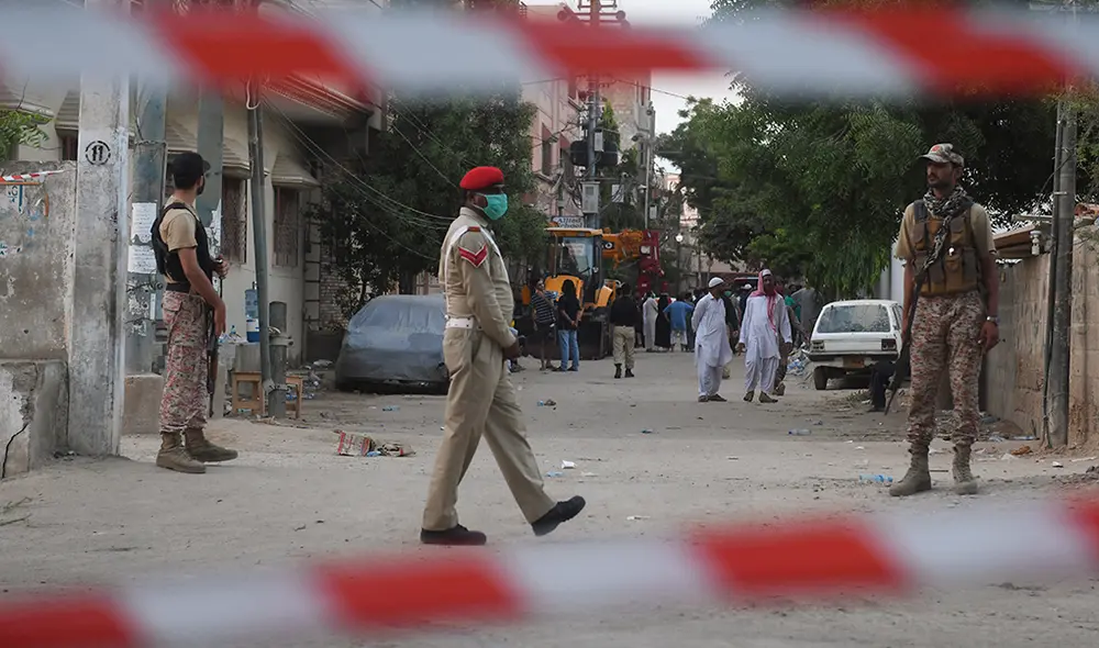 Imagen referencial. Personal de seguridad patrulla en una zona residencial de Karachi, Pakistán. | Foto: Asif Hassan / AFP