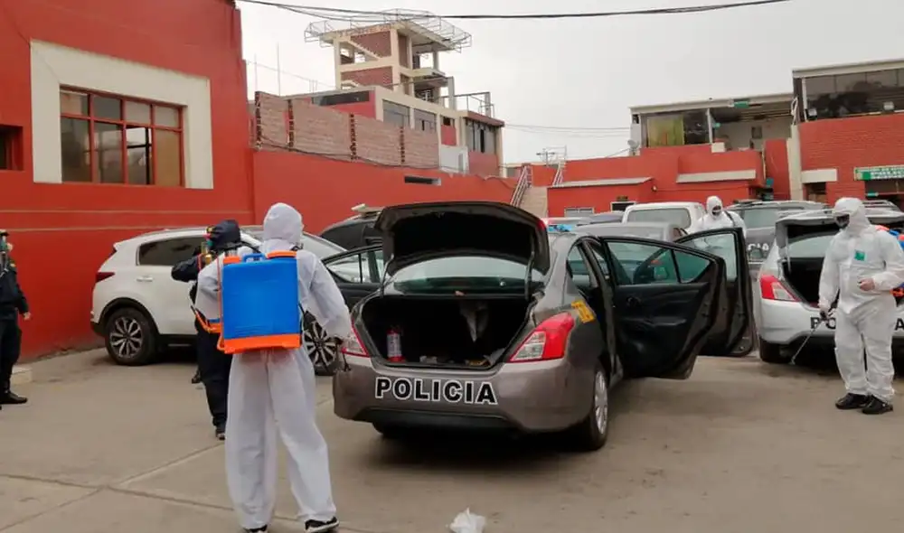 Hinchas de Alianza Lima desinfectan comisarias de La Victoria. | Foto: Comando Sur