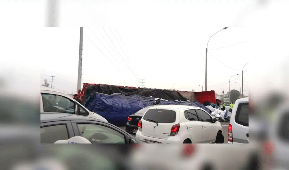 Los Olivos: camión repleto de sacos de harina se volcó en la Panamericana Norte Los Olivos: camión repleto de sacos de harina se volcó en la Panamericana Norte