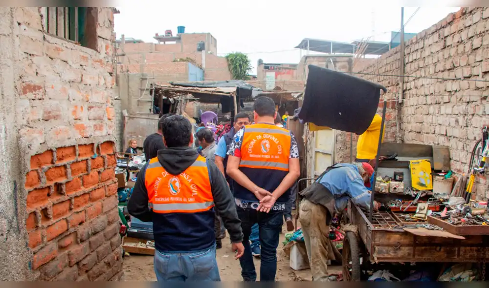 Comerciantes insisten en seguir laborando pese a condiciones de inseguridad.